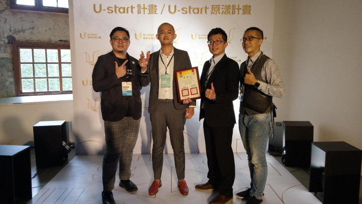 排灣族人潘昱谷(左二)希望將台灣高山茶以不同的風貌走向國際。