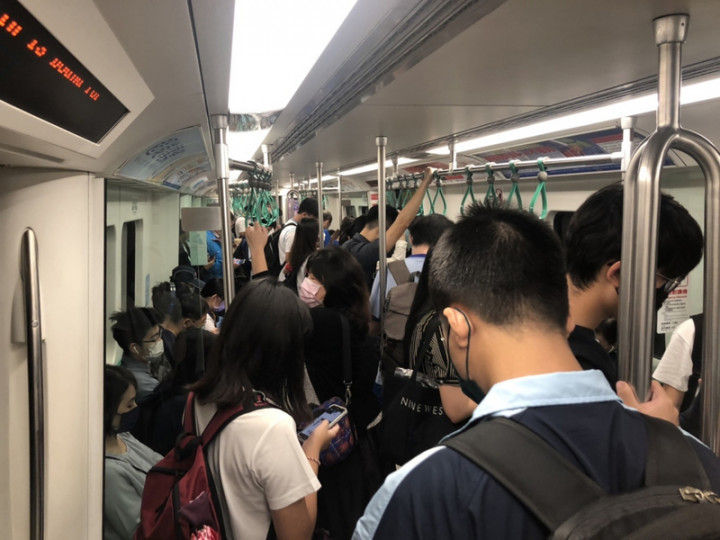 高雄捷運公司4日表示，隨著COVID-19防疫有成，民眾搭乘大眾運輸信心回升，高捷自5日起加密假日班距，並恢復凌晨12時末班車的深夜載客服務。（高雄捷運公司提供）