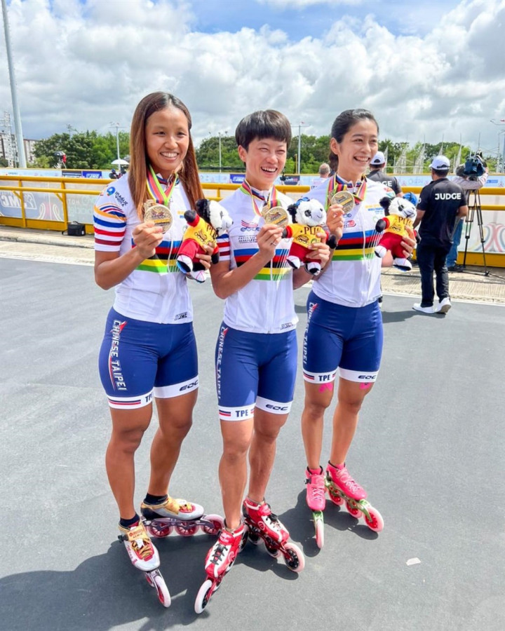 世界競速溜冰錦標賽中，台灣隊9日在成年女子3000公尺接力決賽中奪金