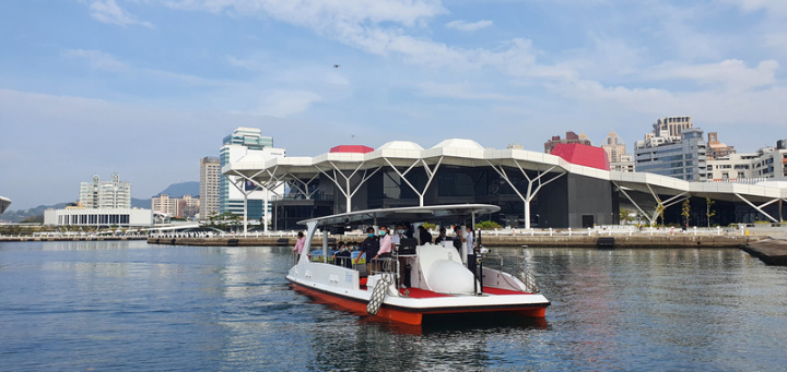 高雄愛河灣27日起舉辦海洋派對系列活動，由經濟部技術處攜手船舶中心、高雄市輪船公司等產學研單位共同打造全台首艘智慧駕駛無人船亮相，並以愛河灣作為示範運行場域。