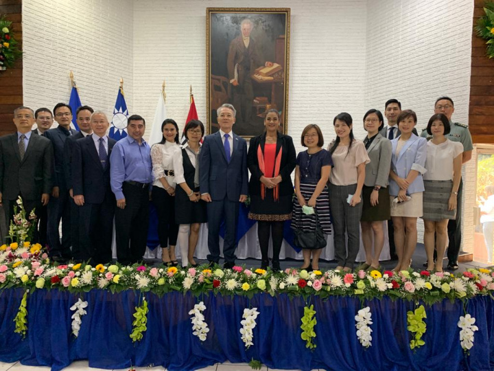 獲頒市鑰後，駐尼加拉瓜大使吳進木夫婦與尼京市府首長及本館同仁共同合影