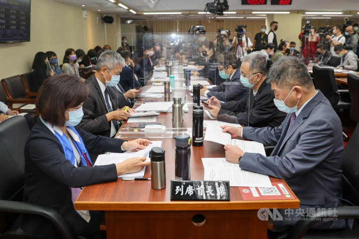 Labor Minister Hsu Ming-chun (front left) and Health and Welfare Minister Chen Shih-chung (front right) at a legislative hearing Thursday. CNA photo Nov. 4, 2021