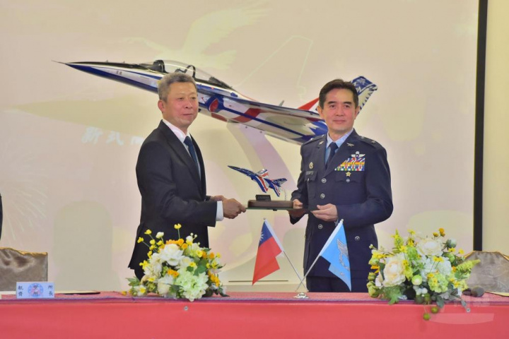 勇鷹高教機交機簽署儀式。（取自中華民國空軍臉書）