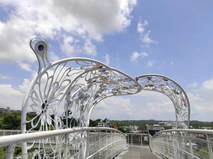 2021彰化國際藝術節活動場域以彰化縣立美術館為起點，並在八卦山天空步道設置結合鷹與蝶意象的公共藝術作品，名為「八卦夢蝶、展翼乾坤」。（彰化縣文化局提供）