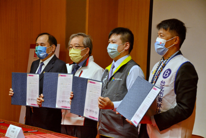 新北市政府秘書長林祐賢（左2）、新北市牙醫師公會理事長葉建陽（右2）、東林扶輪社長倪國智（右），26日與烏來區長周守信（左）簽訂合作備忘錄，將在烏來成立口腔醫療站。