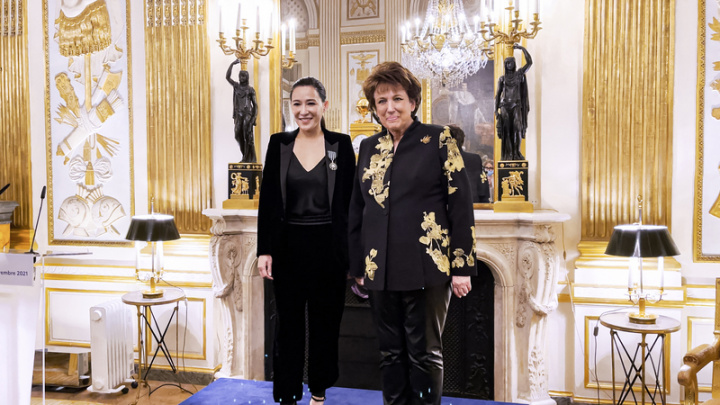 台灣珠寶藝術家趙心綺（左）日前接受法國文化部長巴舍洛（Roselyne Bachelot）（右）頒發法國藝術與文學騎士勳章。（Cindy Chao提供）