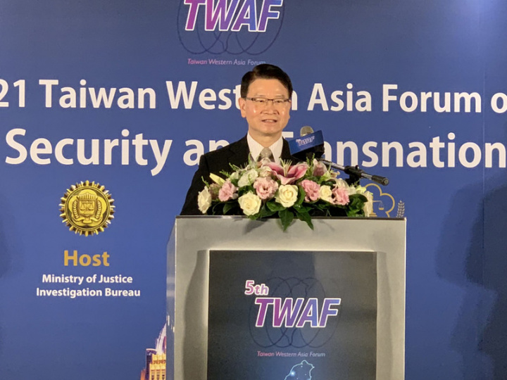 法務部調查局與外交部合作，24日舉辦「第五屆台灣亞西論壇─2021區域安全與跨境犯罪國際研討會」，調查局長王俊力（圖）致詞表示，網路犯罪嚴重威脅國家安全，盼透過國際執法合作打擊犯罪