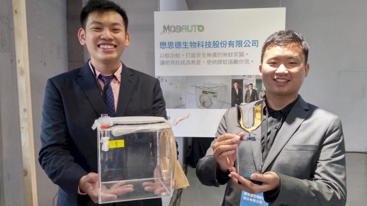 今年在碩士班畢業的孫子捷(左)、黃品皓(右)，和其他兩位夥伴共同成立懋思德生物科技公司。