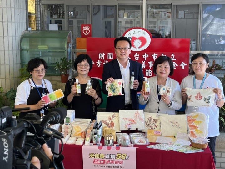 勞動部部長許銘春（右2）及莊競程立委（右3）推薦十方產品，並用5倍券現場採購支持公益