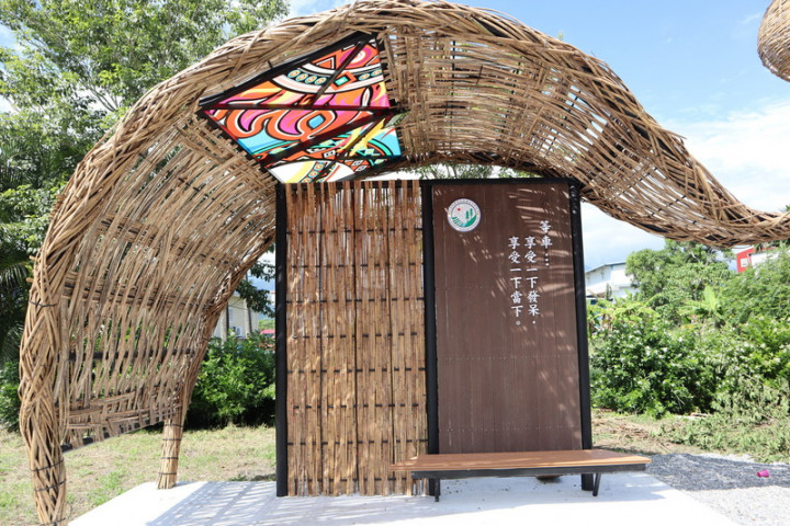 花蓮縣道193線玉東國中校門口對面，有一座竹編的拱形候車亭，座椅背板上的文字令人會心一笑。