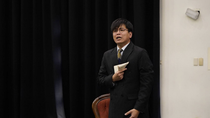 昔日偶像團體Energy團員「阿弟」蕭景鴻在《徽因》音樂劇中，詮釋林徽因人生另一半梁思成。(廣藝基金會提供)