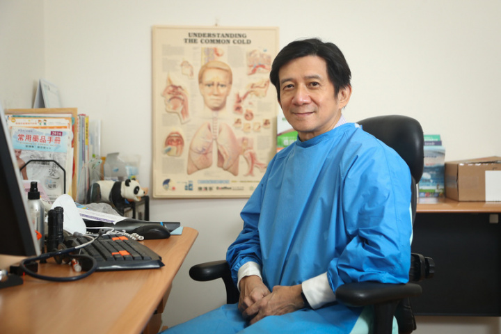 新北市陳恩哲診所院長陳恩哲近日接受中央社專訪，談及接下COVID-19（2019冠狀病毒疾病）疫苗接種任務的歷程。