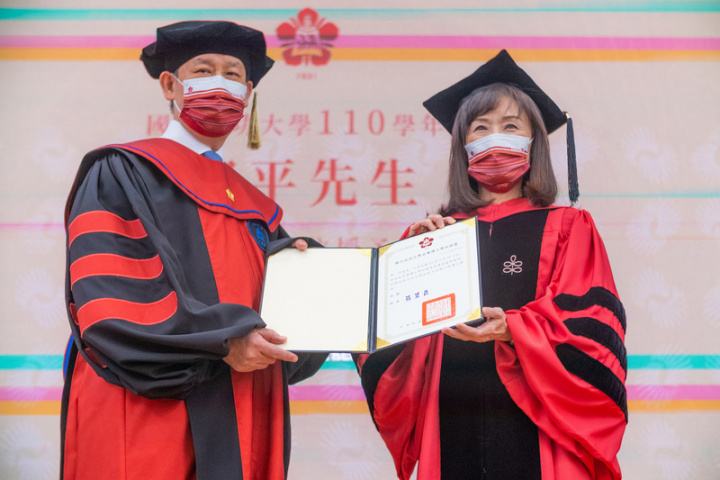 成功大學校長蘇慧貞（右）11日頒發台達電子執行長鄭平（左）名譽博士學位，蘇慧貞表示，鄭平和台達電子推動環保節能不遺餘力，希望成大和台達電子攜手探索如何從學術場域產生更大社會貢獻，成為世界相信的力量。（成功大學提供）