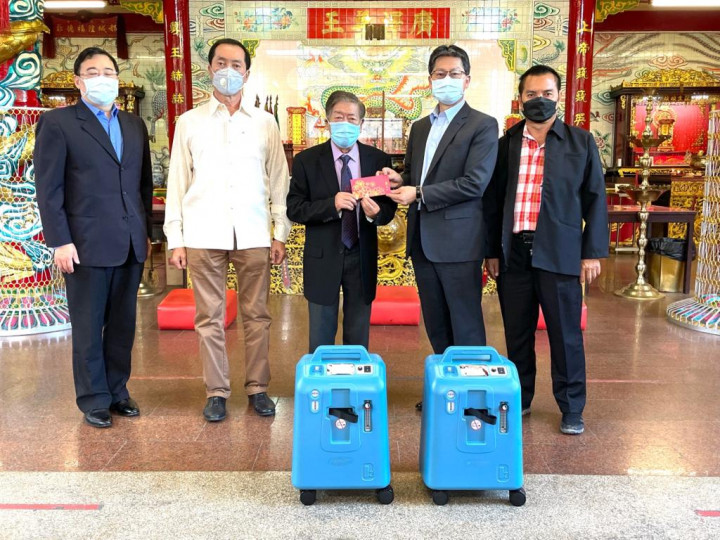 駐汶萊代表處捐贈汶萊騰雲殿屋頂琉璃瓦修繕基金及製氧機