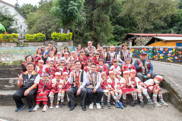 夷將Icyang主委與德鹿谷國小師生合照