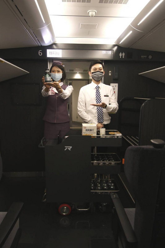 台鐵13日宣布，新引進城際列車EMU3000將於12月29日上路，首設商務車廂取名「騰雲座艙」，提供限定便當、哈根達斯冰淇淋、星巴克咖啡等。（台鐵提供）