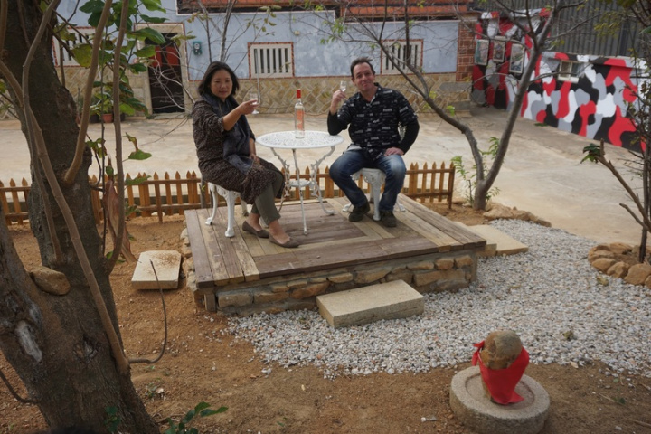 拼布達人謝靜琪（左）和法國籍夫婿謝東亮（Jeremie Nicoli）（右）3年前移居金門，一年多前搬到中蘭村，承接一間古厝民宿，名為「一朵」，取自法文ile d'or，意為「金色島嶼」。