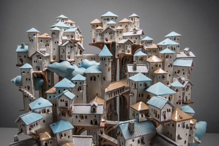 工藝師蔡政宏作品「天際線」以陶板層層堆疊出夢幻般的超現實世界，且施釉得宜，為裝飾、造型及題材皆突出的作品，獲得2021台灣工藝競賽二等獎