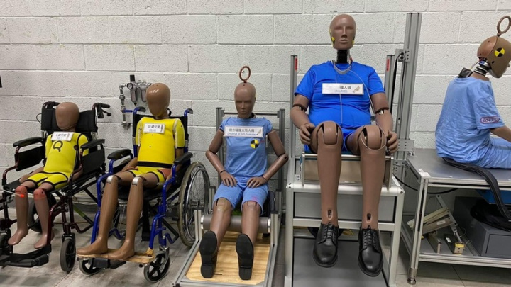 交通部推動新車安全評鑑制度，在彰化縣鹿港鎮的財團法人車輛研究測試中心設置實驗室，預計111年完工，交通部已陸續採購設備，並從美國進口測試所需要的各種專用人偶。（交通部提供）