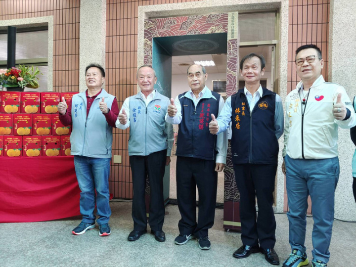 國內COVID-19疫情趨緩，但12歲以下兒童疫苗仍在臨床實驗階段，國際上也仍有突破性感染，苗栗市玉清宮11日捐贈38座全方位防疫門給苗栗縣政府教育處，將安裝在多所學校及體育場，提供學童們更好的保護。