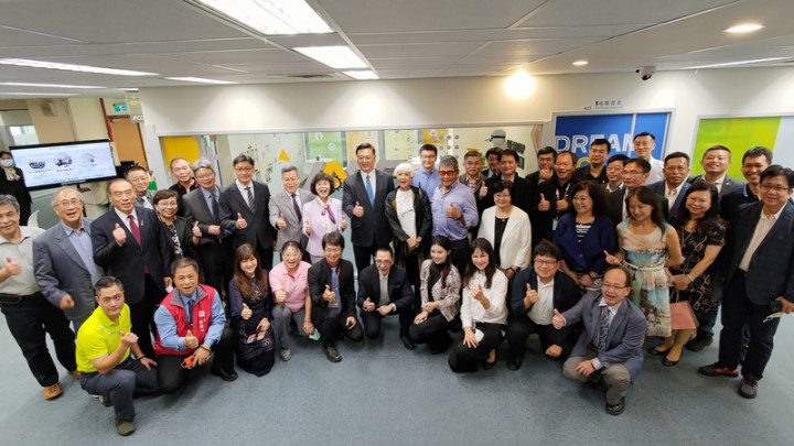 高雄大學與全球封測大廠日月光集團成立校級「日月光－高雄大學產學合作中心」，2日揭牌啟用，將共同提升半導體技術、培育相關領域人才。（國立高雄大學提供）