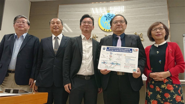 國衛院研發多種癌症治療新藥技轉朗齊生醫國衛院22日舉行「多靶點小分子新藥研究成果記者會」，左起為國衛院生藥所所長張俊彥、朗齊生醫董事柯俊北、總經理陳丘泓、國衛院生藥所研究員謝興邦、主秘吳秀英