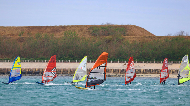 2021澎湖冬季風浪板公開賽12日下午在馬公帆船訓練中心正式開幕，參賽選手在7級陣風下齊聚海面競技飆速，賽事精彩刺激。（澎湖帆船協會提供）