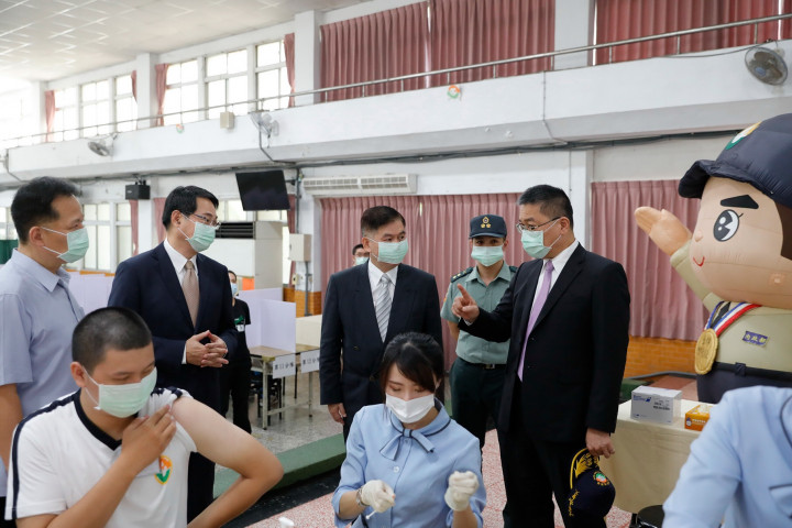 徐國勇部長巡視替代役役男施打疫苗情形
