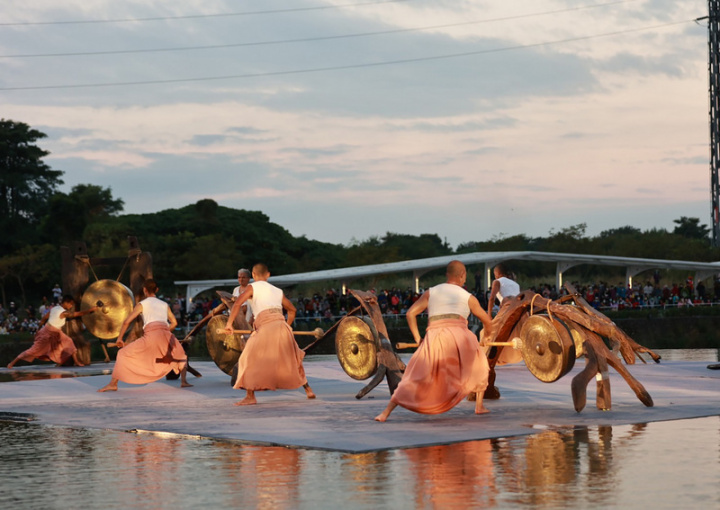 優人神鼓13日赴屏東縣民公園舉辦戶外公演，將公園打造成沉浸式劇場，在5處獨特地景空間，演出多首磅礡擊樂與經典劇目「聽海之心」