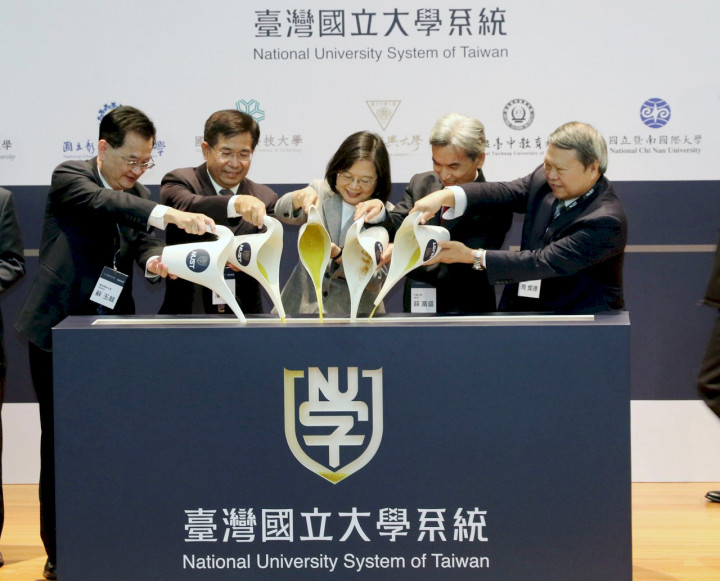 蔡英文總統(中)與教育部長潘文忠(左二)皆出席台灣國立大學系統啟動典禮。(中興大學提供)
