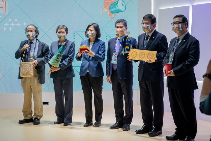 總統與出席貴賓合影