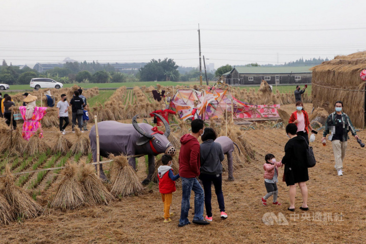 2021台南好米季28日在六甲區林鳳營登場，現場的大型稻草裝置藝術吸引不少民眾前往參觀