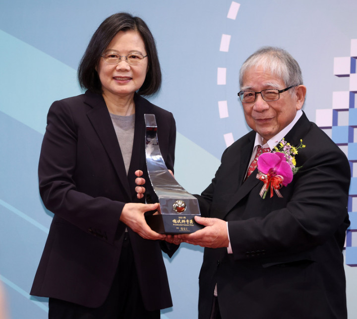 2021年總統科學獎頒獎典禮1日在總統府舉行，總統蔡英文（左）頒獎給獲獎人中央研究院院士陳長謙。