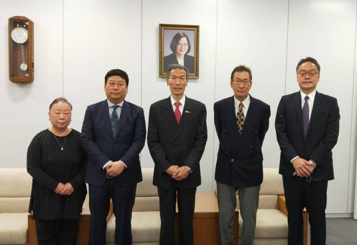 由左至右：王副會長、王會長、向處長 、張副會長、西川副會長