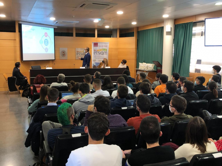 劉德立以「臺灣，新契機」為題，向UCLM大學Albacete校區80餘名農林及經貿系院學生演講介紹