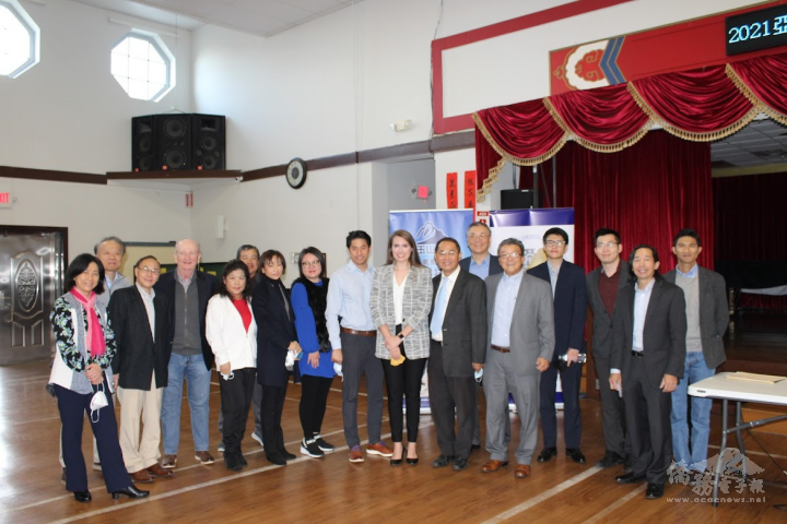 甘斯維爾臺商會會長谷企平(右5)、美東南區玉山科技協會會長倪寧聖(右6)與講師來賓合照