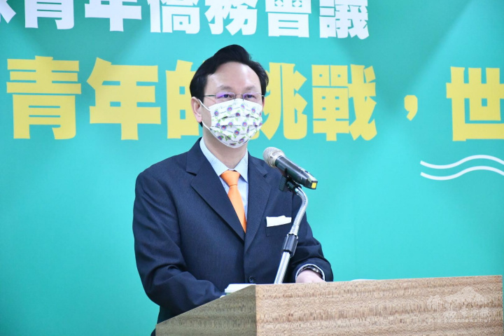 童振源說，僑委會正以四大面向來推動僑青紮根計畫，提高二代僑青與臺灣的連結