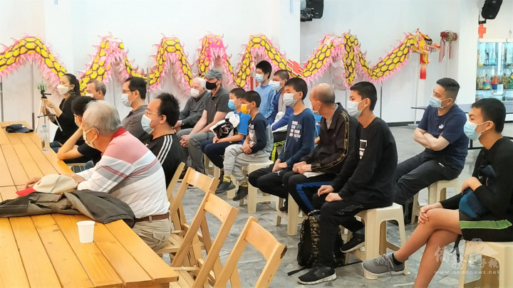 參與講座僑民聚精會神聆聽 何恒慶分享桌球比賽心路歷程