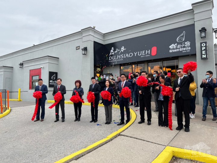 處長陳錦玲（右五）、餐廳負責人徐弘益（右四）、彭錦威省議員（右三）、封賴桂霞巿議員（左三）及范瑋僑務委員（左二）為度小月餐廳開幕剪綵