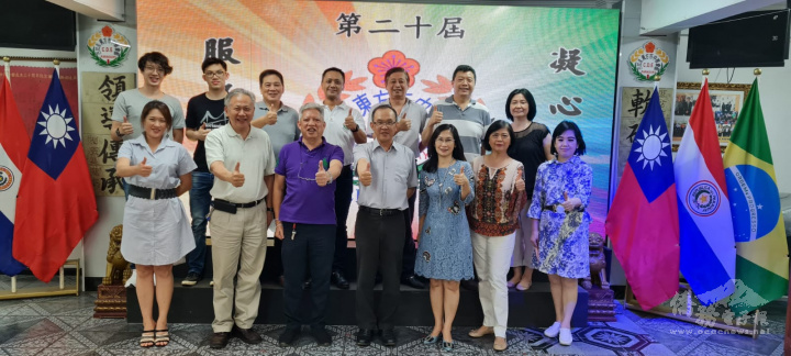 駐東方市總領事張俊彬伉儷拜會東方市中華會館，與會館全體理監事及寶眷共同合影留念