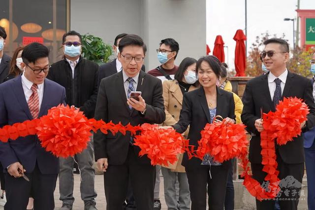 安省省議員彭錦威（左二）於剪綵儀式中別出心裁地唱出他的致詞