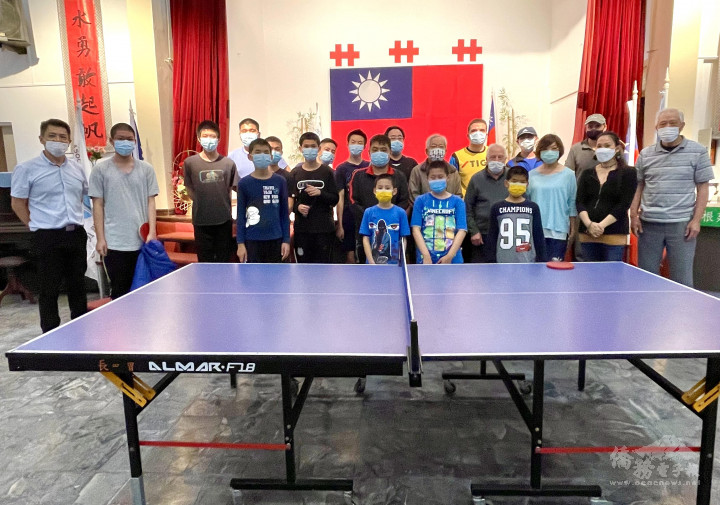 阿根廷快速提升桌球技巧講座 參與僑民與講師何恒慶合照