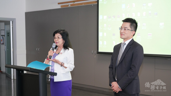 林淑美僑務委員(左)引言