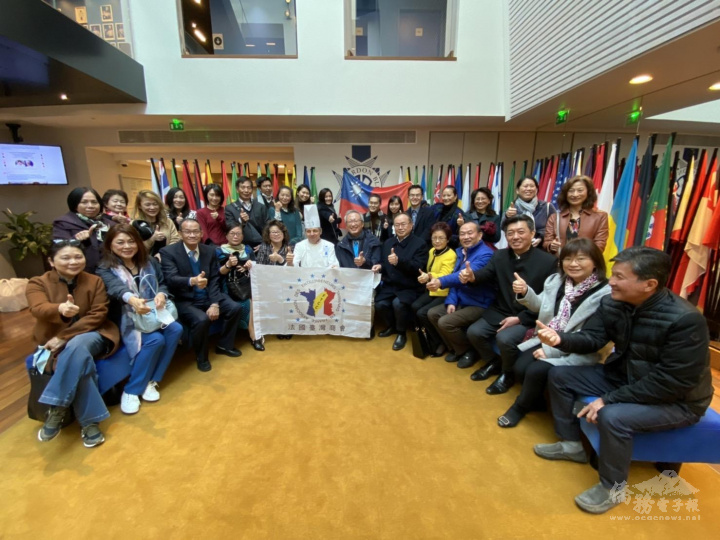 法國臺灣商會於11月12日辦理「美食企業參訪活動」，來到位於巴黎15區的藍帶餐飲學院。圖為駐法國代表處吳大使志中（前排左7）、藍帶餐飲學院頂尖大廚（Meilleur Ouvrier de France)Éric Briffard（前排左6）、法國臺灣商會鄭蓓斐僑務顧問（前排左5）與參加活動人員合照。