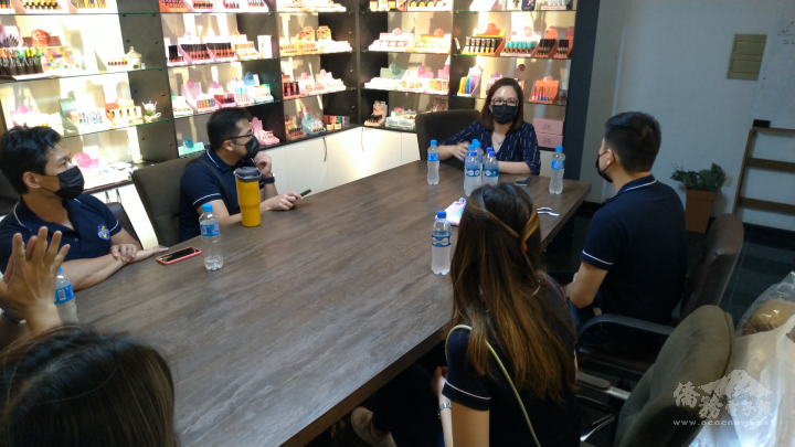 D'Hermosa化妝品公司負責人林意敏向參訪的青商會員們，介紹公司的經營策略及推廣走向。