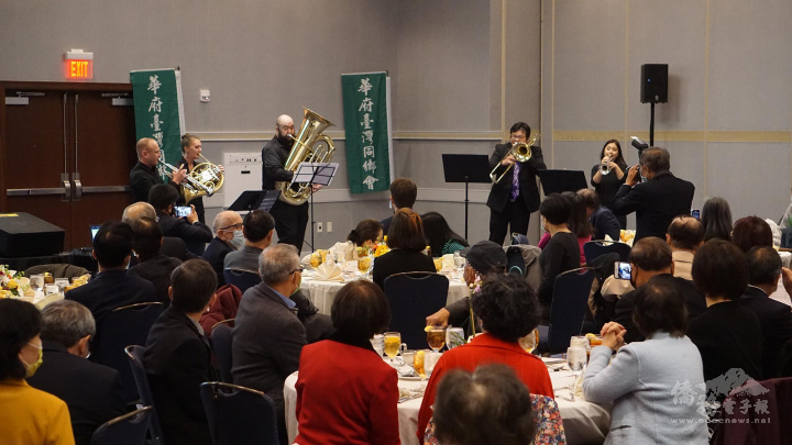 在華府臺灣同鄉會會長蔡懷恩(右二)帶領下﹐銅管樂團為與會貴賓﹑鄉親們演奏。