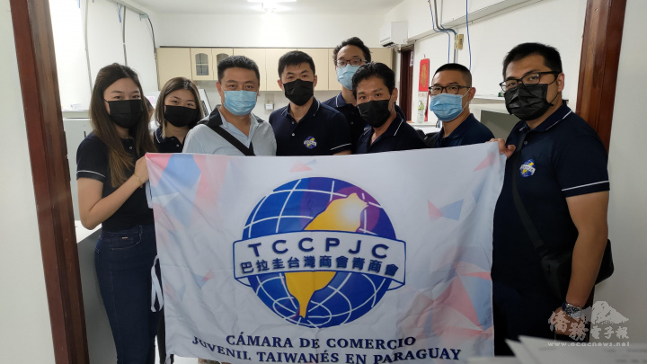 參訪青商會員與OPTILIVA負責人施智文共同合影留念