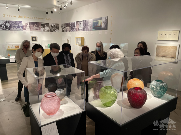 導覽人員向大家解說博物館的創建歷史和玻璃的演變史