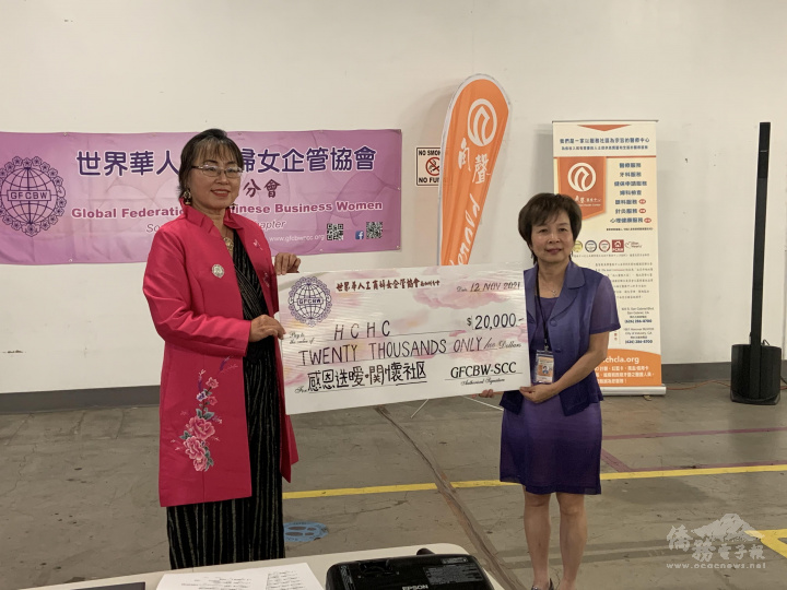 會長唐久麗(左)捐贈募款2萬美元予角聲醫療中心，由行政總裁吳周秀蘭(右)代表接受