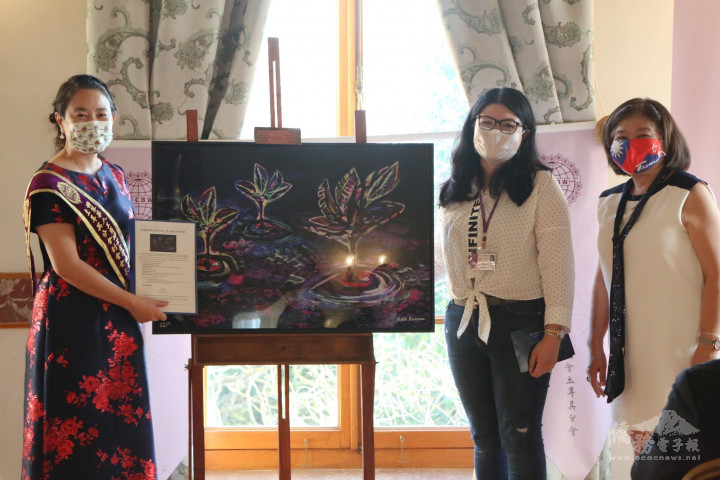 高安琪與母親高儷娟女士一同捐贈「閃閃發光的島嶼」畫作收藏版及證書給世華土耳其分會